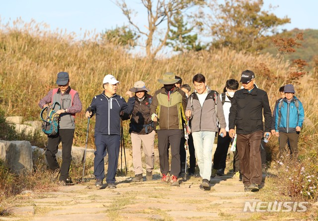 [밀양=뉴시스] 안지율 기자 = 경남 밀양시는 14일 국내 최대 억새군락지와 고산 습지를 품은 재약산 사자평 억새밭 일원에서 박일호 시장 주재의 '찾아가는 현장 간부회의'를 하고 있다.(사진=밀양시 제공) 2020.10.14. photo@newsis.com