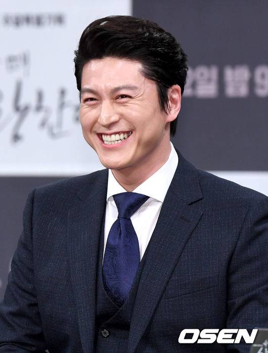 [OSEN=최규한 기자] 배우 류수영이 21일 오후 서울 상암동 MBC에서 열린 새 주말드라마 ‘슬플 때 사랑한다’ 제작발표회에 참석해 미소짓고 있다. /dreamer@osen.co.kr