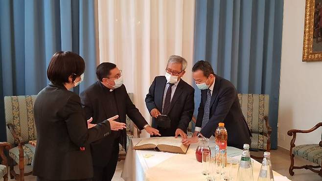 비첸초 비바 우르바노대 신학원장(왼쪽에서 두번째)과 전아오의 기도문에 대해 얘기를 나누는 이백만 주교황청 대사(왼쪽에서 세번째). [주교황청 한국대사관 제공. DB 저장 및 재배포 금지]