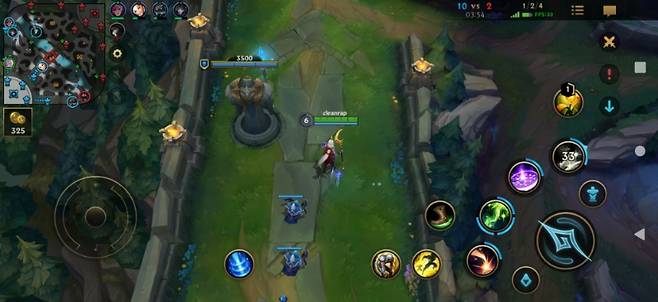 PC 버전과 달리 모든 플레이어가 우측에서 좌측을 바라보며 게임에 임한다. 맵이 좌우 대칭으로 설계돼 가능한 일이며, 상하단 대신 1인 라인과 2인 라인으로 구분한다. 서포터인 소라카가 2인 라인으로 진격하는 모습.