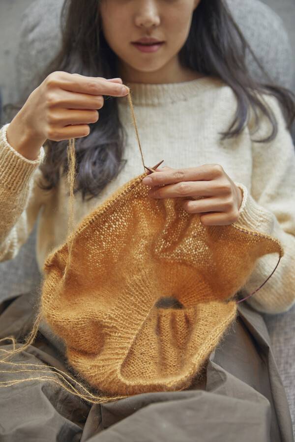 유튜브 채널 ‘바늘이야기 김대리’의 김보겸씨. 뜨개 초보들에게 옷 뜨기 방법을 소개한다. 윤동길(스튜디오 어댑터 실장) 제공