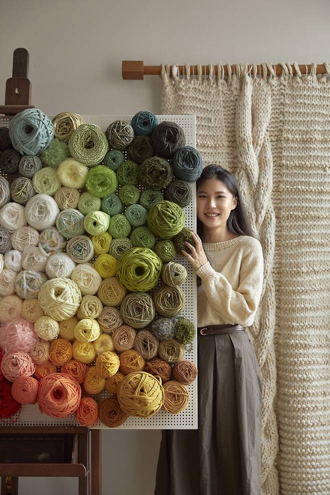 ‘바늘이야기 김대리’의 김보겸씨. 가업을 이은 2대 뜨개질 마니아로 유튜브 채널을 운영하며 젊은 뜨개 인구와 소통한다. 윤동길(스튜디오 어댑터 실장) 제공