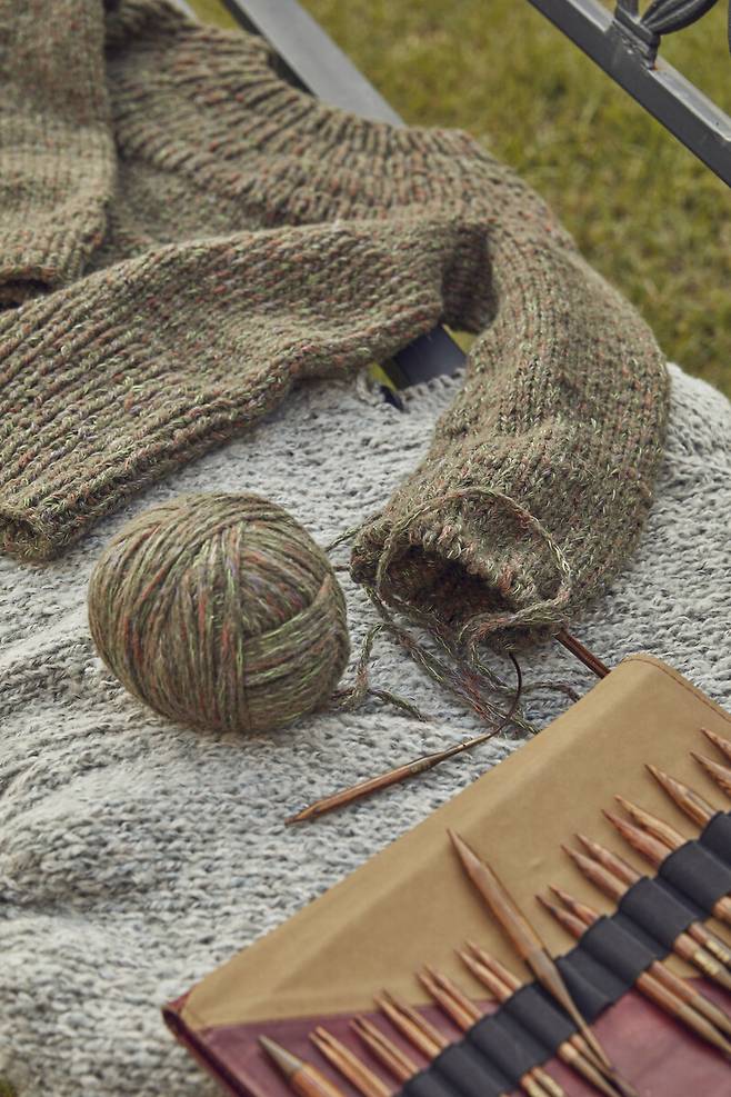 톱다운 방식으로 짠 스웨터와 손뜨개 도구. 윤동길(스튜디오 어댑터 실장) 제공