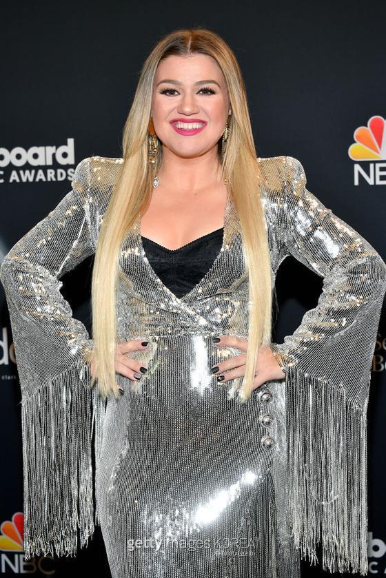 HOLLYWOOD, CALIFORNIA - OCTOBER 14: In this image released on October 14, Kelly Clarkson poses backstage at the 2020 Billboard Music Awards, broadcast on October 14, 2020 at the Dolby Theatre in Los Angeles, CA. (Photo by Amy Sussman/BBMA2020/Getty Images for dcp )