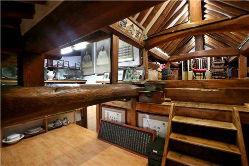 2층 구조의 다락방은 조상의 손때가 묻은 유물이 가득한 보물창고다. [사진/전수영 기자]