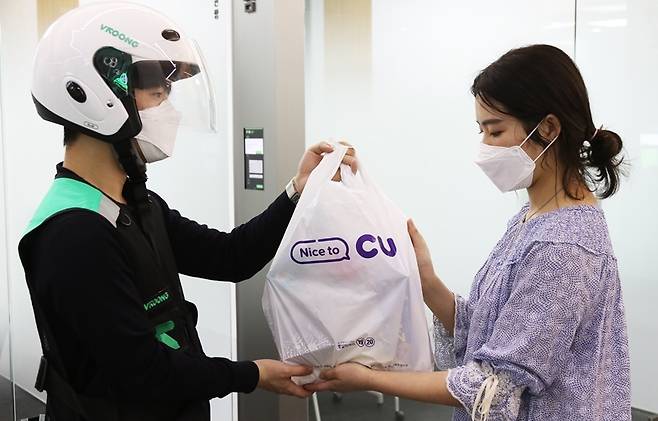 한 소비자가 CU '편의점 배달 서비스'를 이용하고 있다.(BGF리테일 제공)© 뉴스1