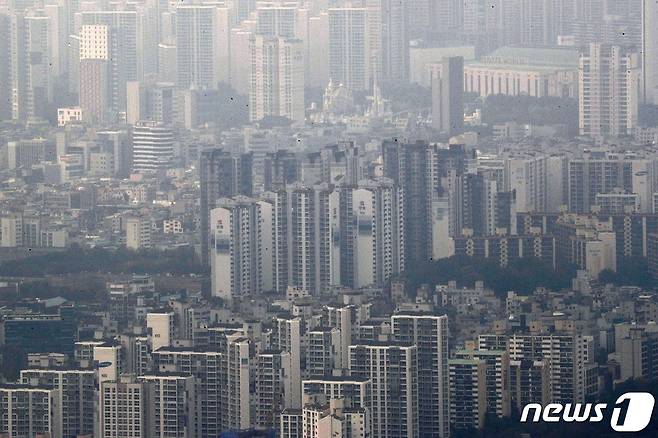 12일 한국감정원에 따르면 서울 아파트 전세금이 지난 28일 기준 전주 대비 0.09%가 올랐다. 또한, 서울 지역의 전셋값은 66주째 연속 상승세를 보이고 있다. 12일 오후 경기도 광주시 남한산성에서 바라본 서울 시내 아파트 단지 모습. 2020.10.12/뉴스1 © News1 이동해 기자