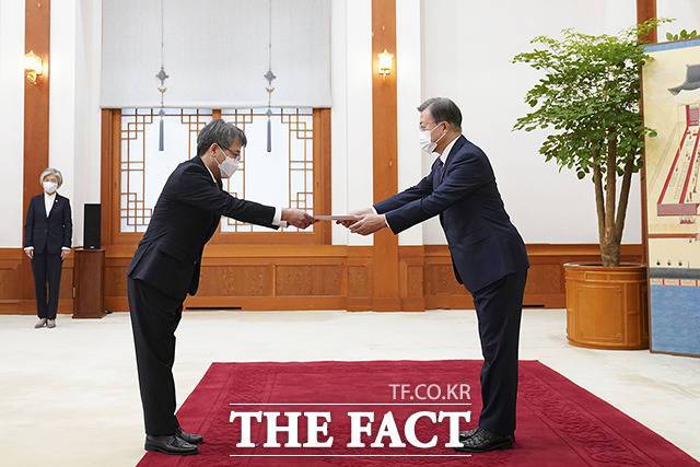 문재인 대통령이 16일 청와대에서 열린 주한대사 신임장 제정식에서 응우옌 부 뚱 주한 베트남대사(왼쪽)로부터 신임장을 받고 있다. /청와대 제공