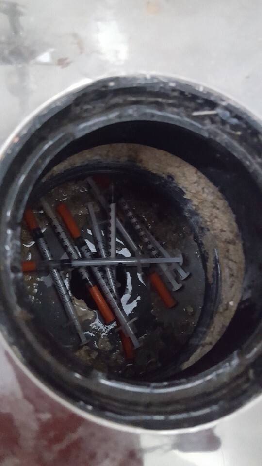 ㄱ씨가 점거하던 집에서 발견된 주사기. 국과수 검사 결과, 필로폰과 ㄱ씨 디엔에이(DNA)가 검출됐다. 경찰은 지난 8월 ㄱ씨에게 마약류관리법 위반 혐의를 적용해 검찰에 송치했다. 주민 제공