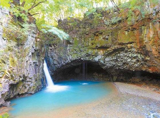 경기도 포천 한탄강 세계지질공원의 명소 중 한 곳인 비둘기낭 폭포. [사진 포천시]