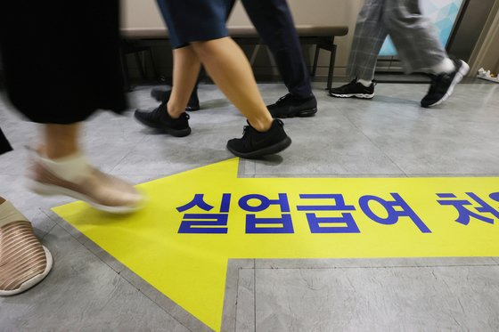 신종 코로나바이러스 감염증(코로나19) 확산에 따른 고용시장 충격이 이어지고 있다. 지난달 9일 오전 서울 한 고용복지플러스센터에서 시민들이 실업급여 신청자들을 위한 취업지원 설명회를 듣기 위해 참석하고 있다. 연합뉴스