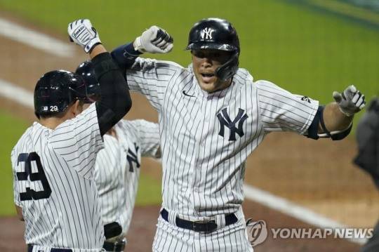 뉴욕 양키스 로고는 두 글자를 결합해 스포츠 역사상 가장 유명한 심벌마크가 됐다. 사진은 포스트시즌 5경기 연속 홈런 터트린 양키스 스탠턴(오른쪽)이 환호하는 모습. [연합뉴스 자료사진]
