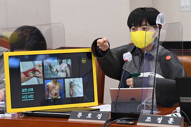 류호정 정의당 의원이 15일 오후 서울 여의도 국회에서 열린 산업통상자원중소벤처기업위원회의 한국전력공사, 한국수력원자력, 한국남동발전 등에 대한 국정감사에 배선 노동자의 작업복을 입고 피감기관 관계자들에게 질의를 하고 있다. [사진=김호영기자]