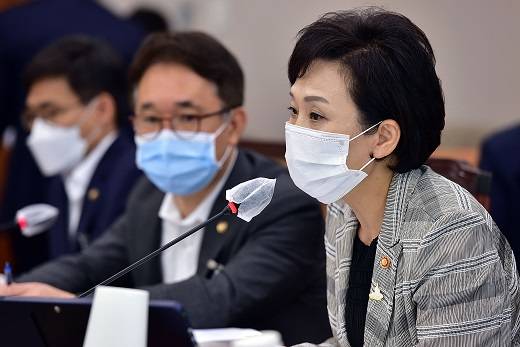 김현미 국토부 장관(오른쪽)은 16일 정부세종청사에서 열린 국회 국토교통위원회의 국감에 참석해 전세난의 예상 지속기간을 묻는 질의에 "단정할 순 없지만 일정 시간이 소요될 것으로 보인다"고 우려했다. /사진=뉴스1