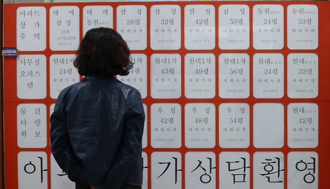 지난 14일 서울 마포구의 한 공인중개업소 앞 매물정보란. 전세 매물은 단 한 건도 보이지 않는다. [연합뉴스]