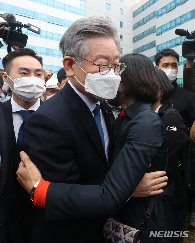 [수원=뉴시스] 김종택기자 = 허위사실 공표 혐의로 기소돼 당선무효형에 처해졌다가 대법원에서 기사회생한 이재명 경기도지사가 16일 경기 수원시 영통구 수원고등법원에서 열린 파기환송심 선고공판에서 무죄를 선고받은 뒤 지지자들과 인사하고 있다.  2020.10.16.jtk@newsis.com