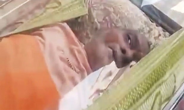 죽은 줄로만 알았던 노인이 차가운 냉동보관함에서 눈을 떴다. 14일(현지시간) NDTV는 인도의 한 70대 남성이 시신보관함에서 20시간 만에 구조돼 병원으로 옮겨졌다고 보도했다./사진=NDTV 캡쳐