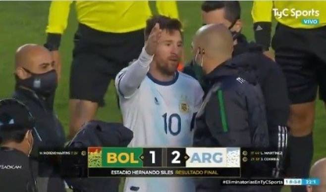 ▲ 볼리비아와 경기가 끝나고 루카스 나바 코치에게 항의하고 있는 리오넬 메시. 이 과정에서 나바 코치를 대머리라고 모욕한 것으로 알려졌다. ⓒTyC스포츠