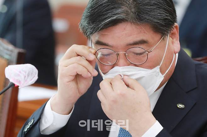 김용진 국민연금공단 이사장이 지난 14일 오전 서울 여의도 국회에서 열린 보건복지위원회의 국정감사에서 마스크를 고쳐쓰고 있다. (사진=노진환 기자)