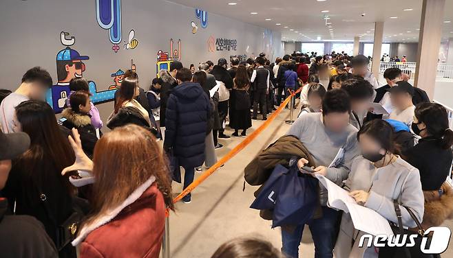 지난해 12월 서울 서울 송파구 장지동 위례신도시 '수서역세권 신혼희망타운' 모델하우스를 찾은 신혼부부들이 줄지어 서 있다. 2019.12.15/뉴스1 © News1 허경 기자