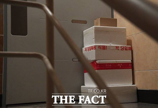 직장인 김영훈 씨 부부가 이틀 동안 먹을 육류를 주문한 뒤 집 앞에 배송된 상품들.
