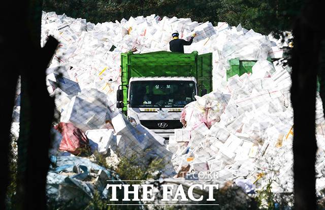 산처럼 쌓여 있는 스티로폼 박스들.