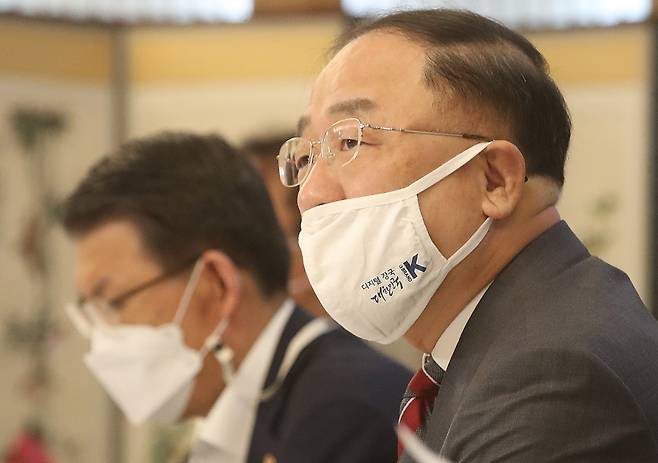 홍남기 경제부총리겸 기획재정부 장관이 14일 오전 서울 종로구 정부서울청사 국무위원식당에서 열린 제8차 부동산 시장 점검 관계장관회의에 참석해 발언하고 있다. /사진제공-뉴스1