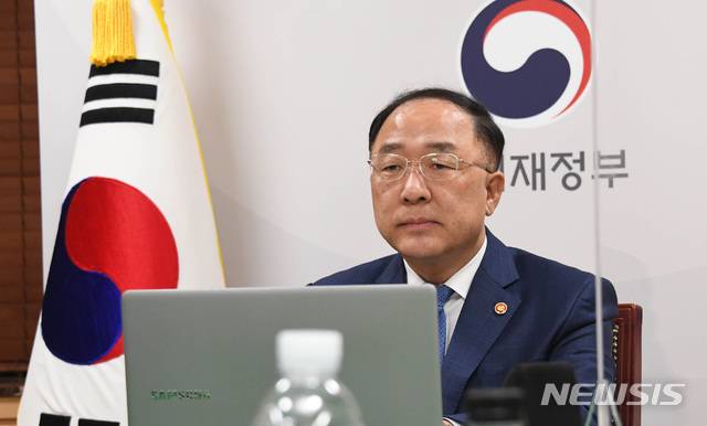 [서울=뉴시스] 박미소 기자 = 홍남기 경제부총리 겸 기획재정부 장관이 지난 16일 서울 종로구 정부서울청사에서 화상회의로 열린 '세계은행(WB) 개발위원회(DC)'에 참석하고 있다. (사진=기획재정부 제공) 2020.10.17. photo@newsis.com