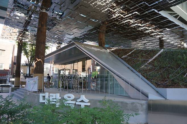 방치되었던 고가철도역 아래가 멋진 주민 공간이 되었다.