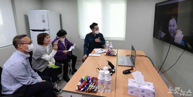 이응순(어머니), 윤상희(언니), 윤상명(오빠)씨가 15일 오전 서울 동대문구 경찰청 실종자 가족 지원센터에서 44년 전 실종됐던 윤상애씨와 화상통화를 하고 있다. (사진=이한형 기자)