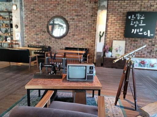 꽃자리다방 내부