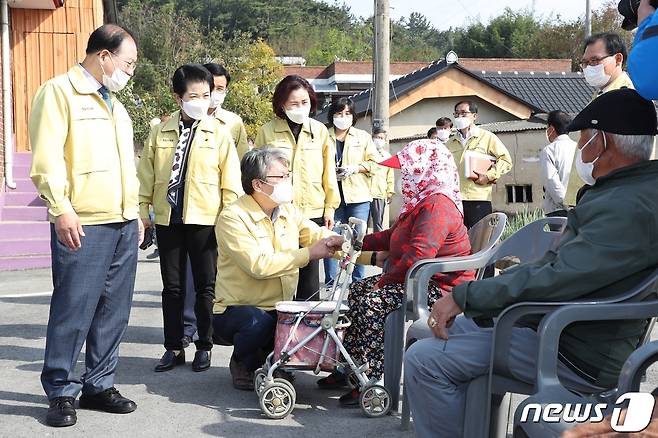 (전북=뉴스1) 박제철 기자 = 코로나19 집단 감염 사태로 인해 이동 제한 조치에 들어갔던 전북 정읍시 정우면 양지마을 주민들이 격리 14일만인 19일 일상생활로 복귀했다. 유진섭 시장과 조상중 의장이 이동제한 조치가 해제된 양지마을 주민들을 격려하고 있다. © 뉴스1