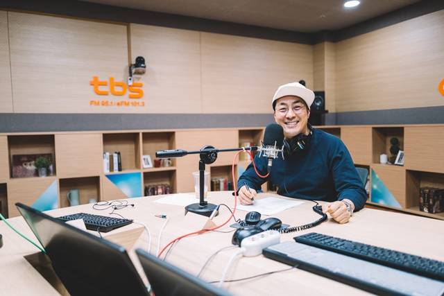 김한석은 프로그램을 한번 맡으면 최소 5년 이상 장수하는 스타일이다. 그만큼 성실한 방송맨으로 알려져 있다. 사진은 지난해까지 6년간 진행을 맡은 TBS 교통방송 주말 라디오 '김한석의 라디오킹' 진행 당시. /TBS 제공