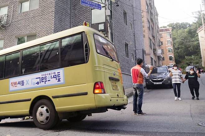 모두의셔틀이 ‘착한셔틀 모빌리티’ 시범서비스에 앞서 시험 운영을 해보고 있다. 에스케이텔레콤 제공