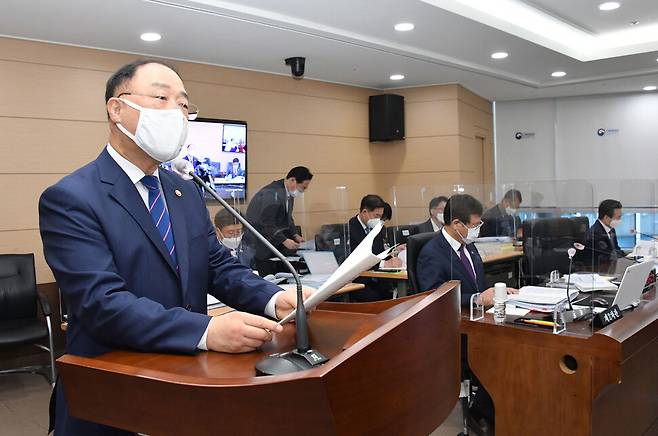 홍남기 부총리 겸 기획재정부 장관이 지난 7일 정부세종청사에서 열린 2020년 기획재정부 국정감사에서 인사말을 하고 있다. 기획재정부 제공