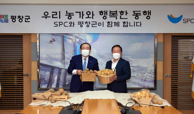 황재복(왼쪽) SPC 대표이사와 환왕기 평창군수가 9월 18일 지역 농산물을 활용한 제품 개발ㆍ소비 활성화를 위한 업무협약을 맺고 기념 촬영을 하고 있다. SPC그룹 제공