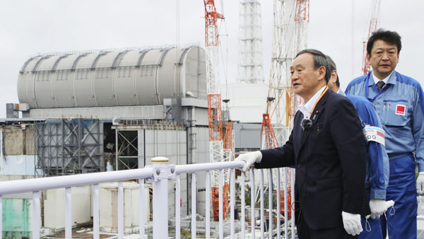 스가 일본 총리가 지난달 후쿠시마 제1원전을 방문해 폐로 작업이 진행 중인 현장을 둘러보고 있다