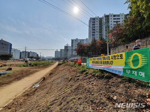 [청주=뉴시스] 조성현 기자 = 충북 청주시 흥덕구 가경천 일대가 하천정비 사업으로 휑한 모습을 드러내고 있다. 2020.10.19.  jsh0128@newsis.com