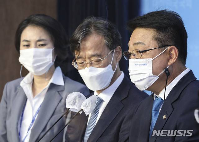 [서울=뉴시스] 김진아 기자 = 허종식 더불어민주당 인천시당 ‘미추홀구 형제 화재 참사TF' 위원장이 19일 오전 서울 여의도 국회에서 TF 결과보고를 하고 있다. 왼쪽부터 남영희 인천시당 지역위원장, 유동수 더불어민주당 정책위원회 수석부의장, 허 의원. (공동취재사진) 2020.10.19.  photo@newsis.com