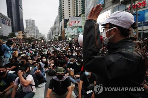 확성기를 사용해 반정부 집회에서 발언하는 참석자. 2020.10.18 [EPA=연합뉴스]