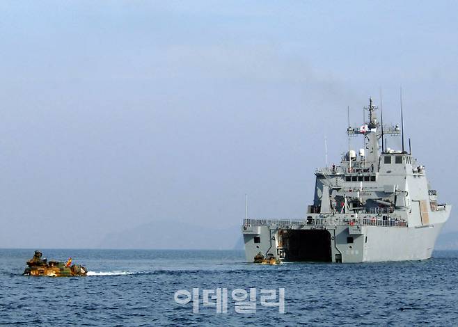 해병대원을 태운 상륙돌격장갑차(KAAV)가 천왕봉함(LST-Ⅱ)을 빠져나와 적이 점령하고 있는 해안가로 이동하고 있다. [사진=해군]