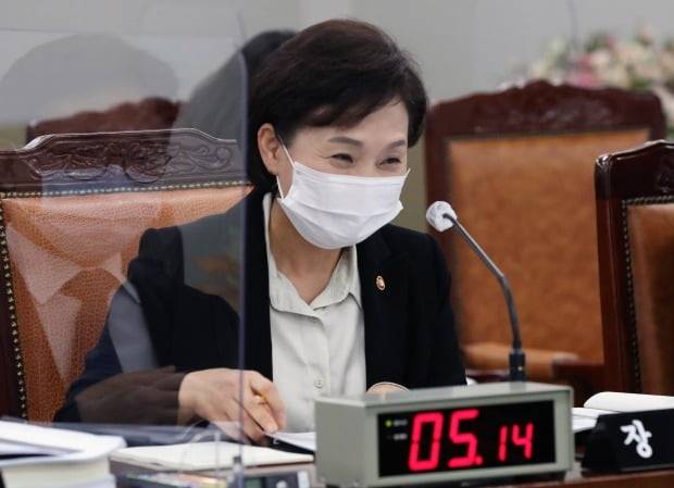 김현미 국토교통부 장관이 지난 16일 정부세종청사에서 열린 국회 국토교통위원회의 국토교통부에 대한 국정감사에서 웃음을 보이고 있다. (사진=뉴스1)