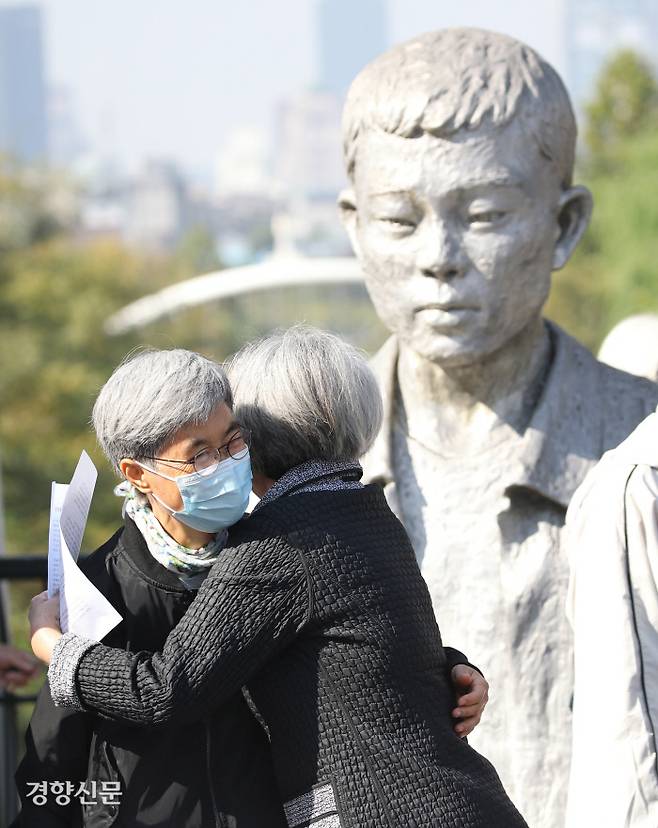 전태일 열사 앞에서… 한진중공업 해고노동자인 김진숙 민주노총 부산본부 지도위원(왼쪽)과 YH무역 여성노동자의 신민당사 농성 당시 노조 위원장을 지낸 최순영 전 의원이 20일 서울 종로구 청계천 전태일다리에서 김 위원 복직 촉구 기자회견에 앞서 포옹하고 있다.  권도현 기자 lightroad@kyunghyang.com