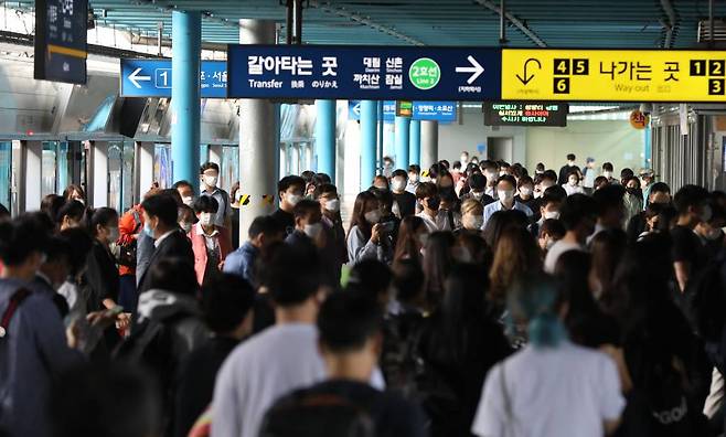 9일 오전 서울 구로구 신도림역에서 마스크를 쓴 시민들이 지하철을 이용해 출근하고 있다. 2020.09.09./사진=뉴시스