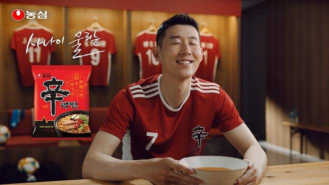 농심은 지난해 6월부터 이달 말까지 신라면 광고 모델로 축구 스타 손흥민을 발탁했다. /사진=농심 제공