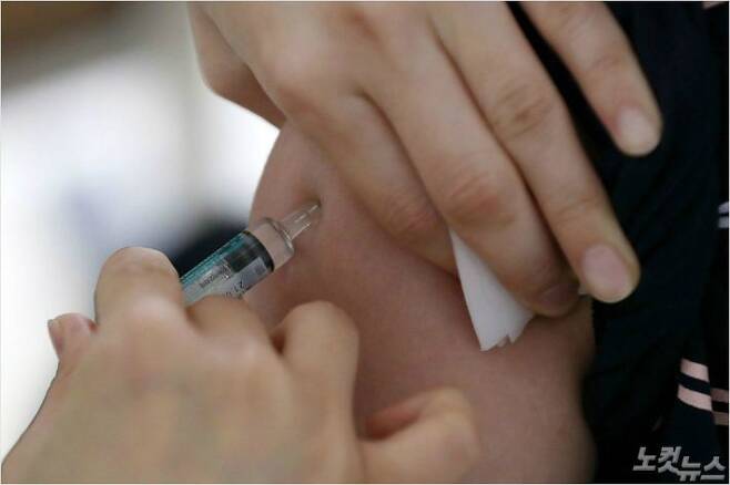 한 시민이 독감 예방접종을 받고 있다. (사진=박종민 기자/자료사진)