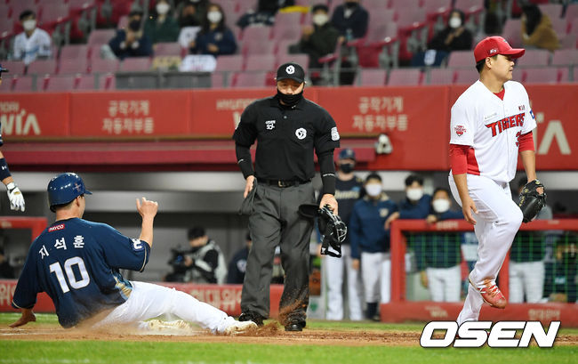///[OSEN=광주, 곽영래 기자] 20일 오후 광주-기아 챔피언스필드에서 '2020 신한은행 SOL KBO리그' KIA 타이거즈와 NC 다이노스의 경기가 열렸다. 2회초 1사 2루 NC 지석훈이 KIA 장현식의 폭투를 틈타 홈으로 쇄도하고 있다. /youngrae@osen.co.kr