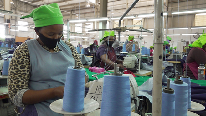 섬유공장에서 일하고 있는 여성들