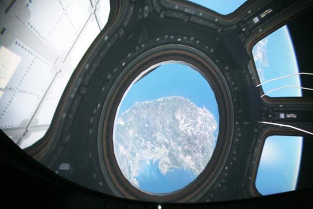 밀양아리랑우주천문대의 천체투영관에서는 우주정거장에서 지구를 내려다보는 듯한 모습이 생생하게 재현된다. 한국관광공사 제공