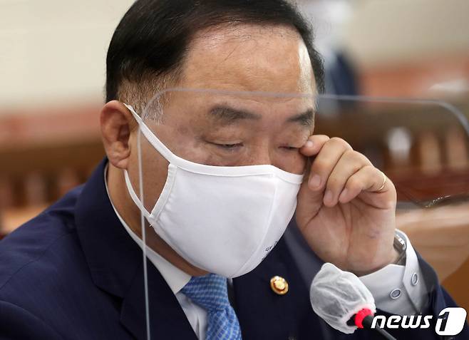 홍남기 경제부총리 겸 기획재정부 장관이 22일 서울 여의도 국회에서 열린 기획재정위원회의 기획재정부·통계청·국세청 등에 대한 종합감사에서 눈가를 만지고 있다. 2020.10.22/뉴스1 © News1 성동훈 기자